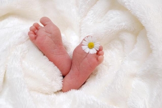 Darba devēja pabalstu bērna piedzimšanas gadījumā neapliks ar IIN